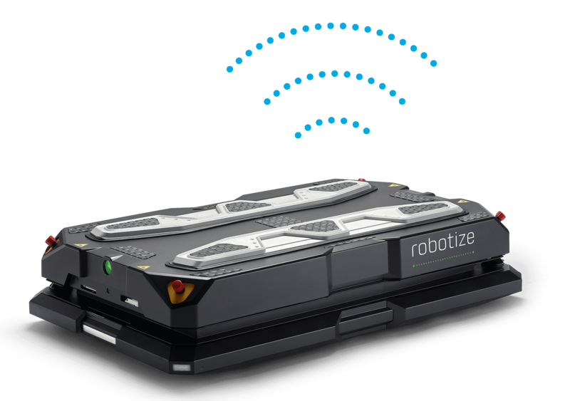  Das Bild zeigt einen flachen, schwarzen fahrerlosen Transportroboter der Marke "robotize", der über drahtlose Kommunikationssignale verfügt, dargestellt durch blaue Wifi-Symbole über dem Gerät.