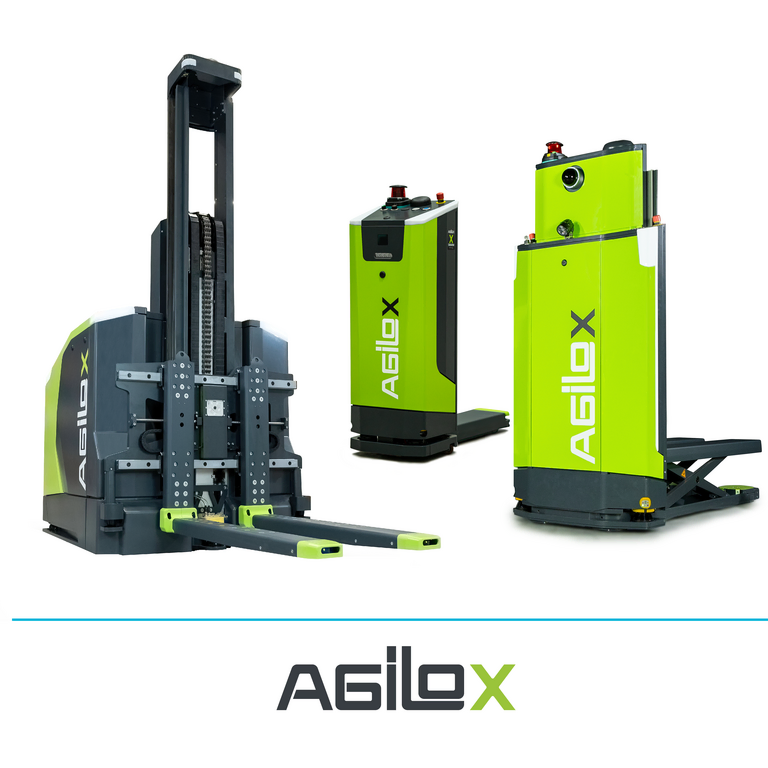 Das Bild zeigt drei verschiedene Modelle von AGILOX autonomen mobilen Robotern in leuchtendem Grün und Grau. Links ist ein hoch aufragendes Modell mit ausfahrbarer Gabel zum Heben von Paletten, in der Mitte ein kompakteres Gerät, und rechts ein ähnliches Modell mit einer vertikal orientierten Struktur, alle vor einem neutralen weißen Hintergrund.